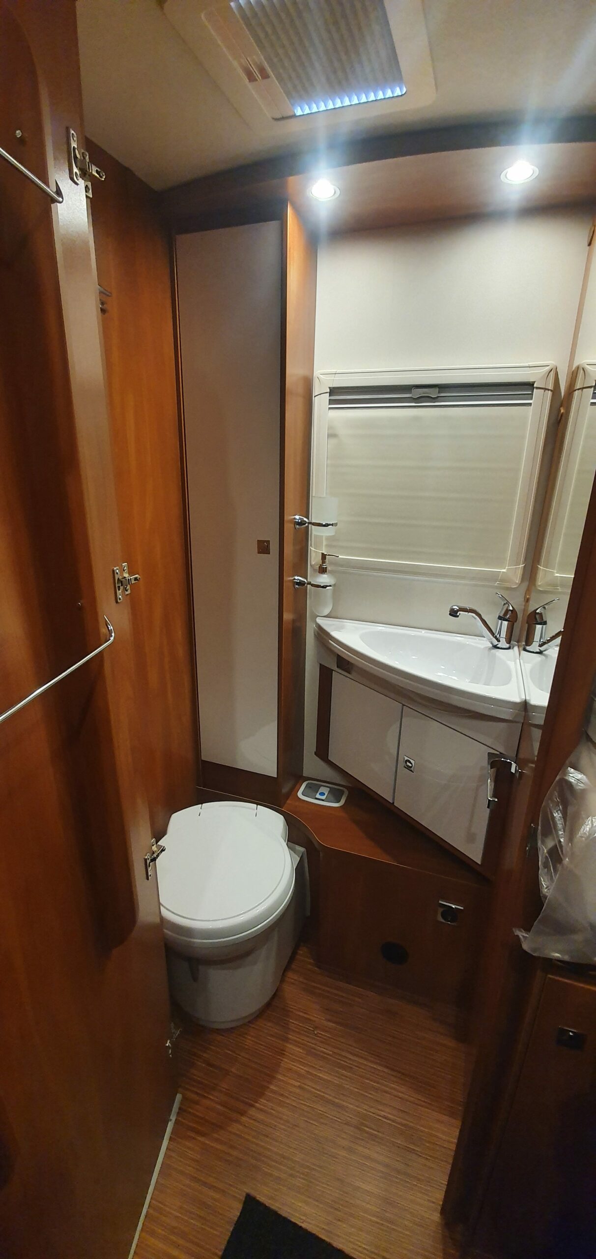 54-luxusny-karaván-laika-kosmo-emblema-509-toaleta-scaled
